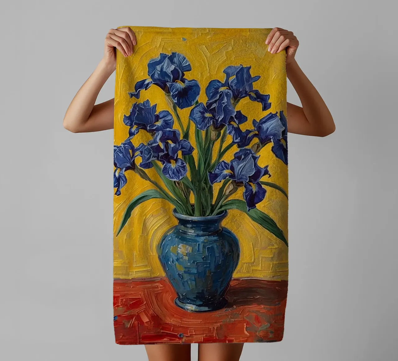 Blaue Schwertlilien in blauer Vase auf roter Oberfläche Handtuch von DesignDoodle
