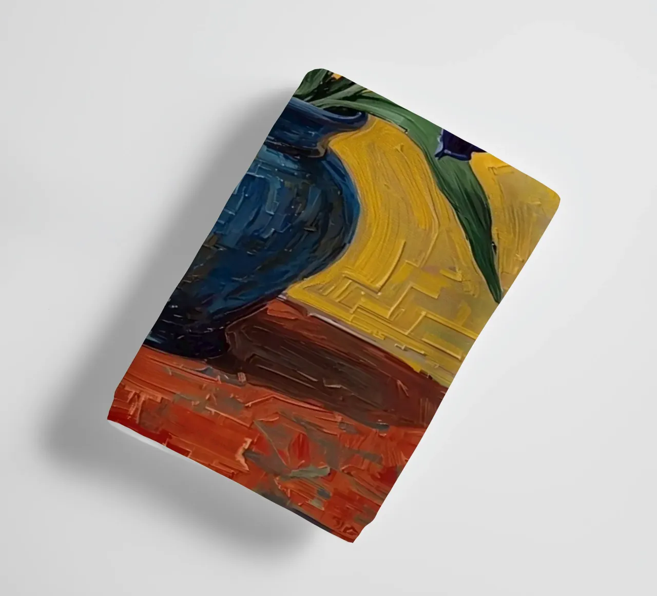 Blaue Schwertlilien in blauer Vase auf roter Oberfläche Handtuch von DesignDoodle