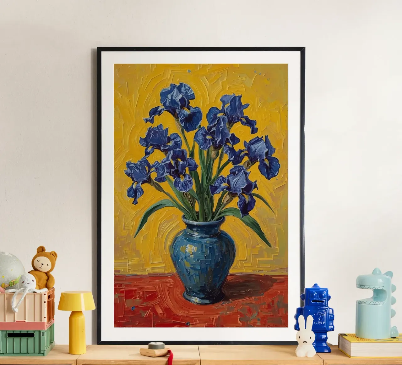 Blaue Schwertlilien in blauer Vase auf roter Oberfläche Hahnemühle von DesignDoodle
