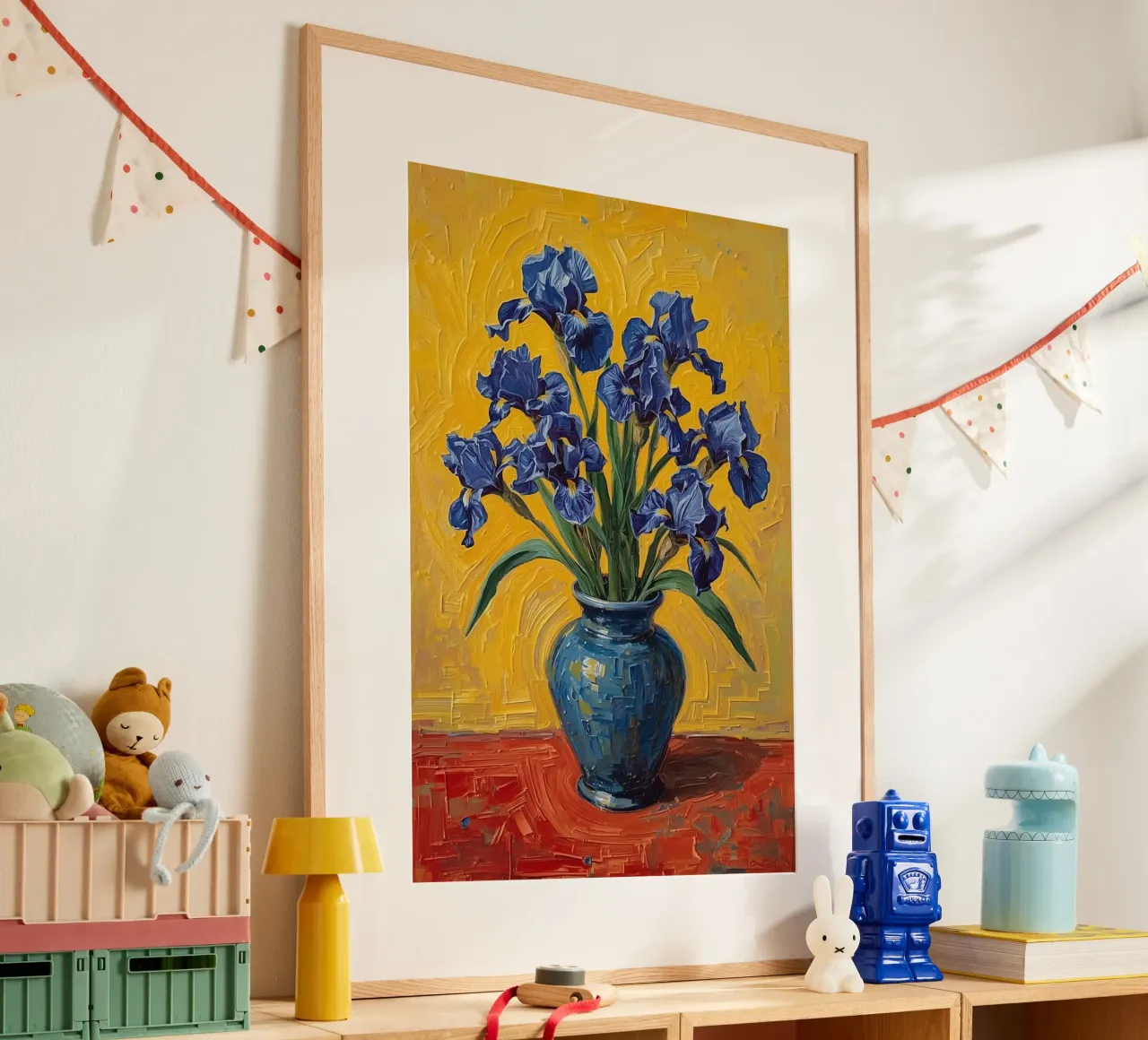 Blaue Schwertlilien in blauer Vase auf roter Oberfläche Hahnemühle von DesignDoodle