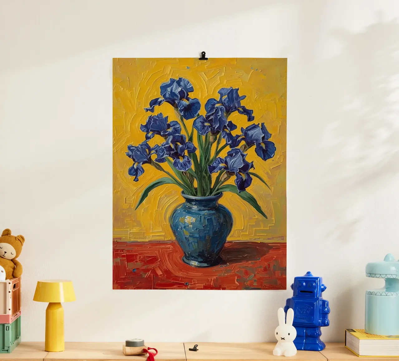 Blaue Schwertlilien in blauer Vase auf roter Oberfläche Hahnemühle von DesignDoodle