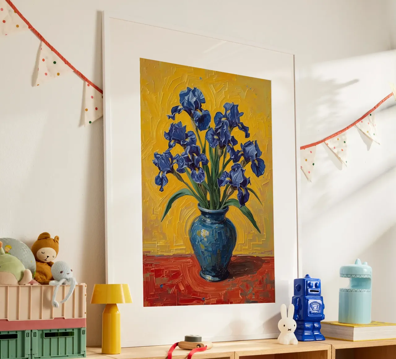 Blaue Schwertlilien in blauer Vase auf roter Oberfläche Hahnemühle von DesignDoodle