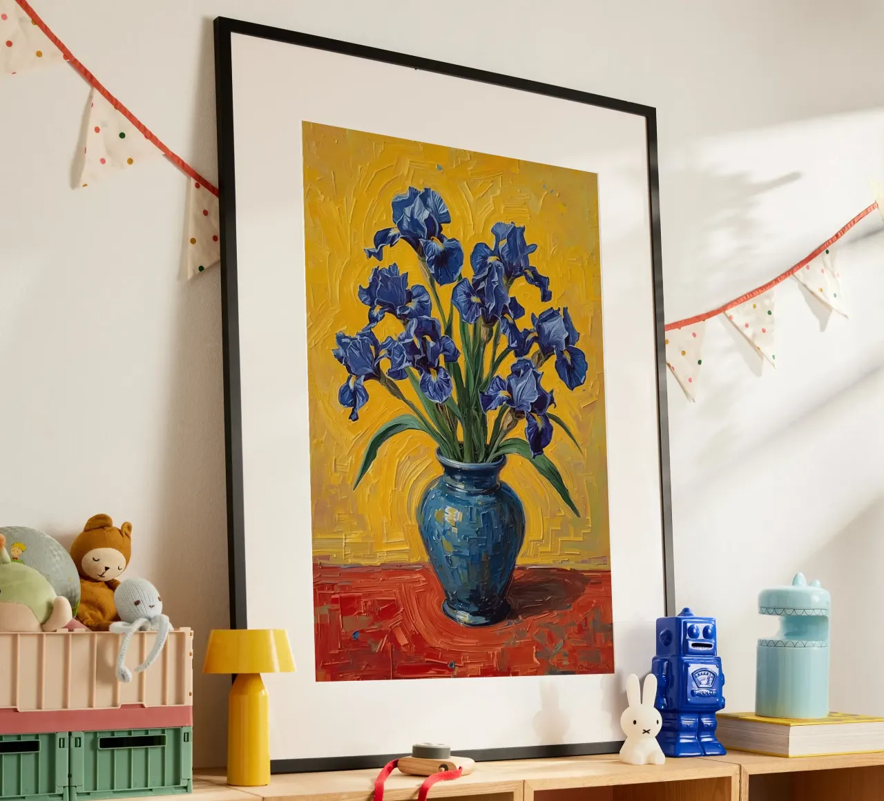 Blaue Schwertlilien in blauer Vase auf roter Oberfläche Hahnemühle von DesignDoodle