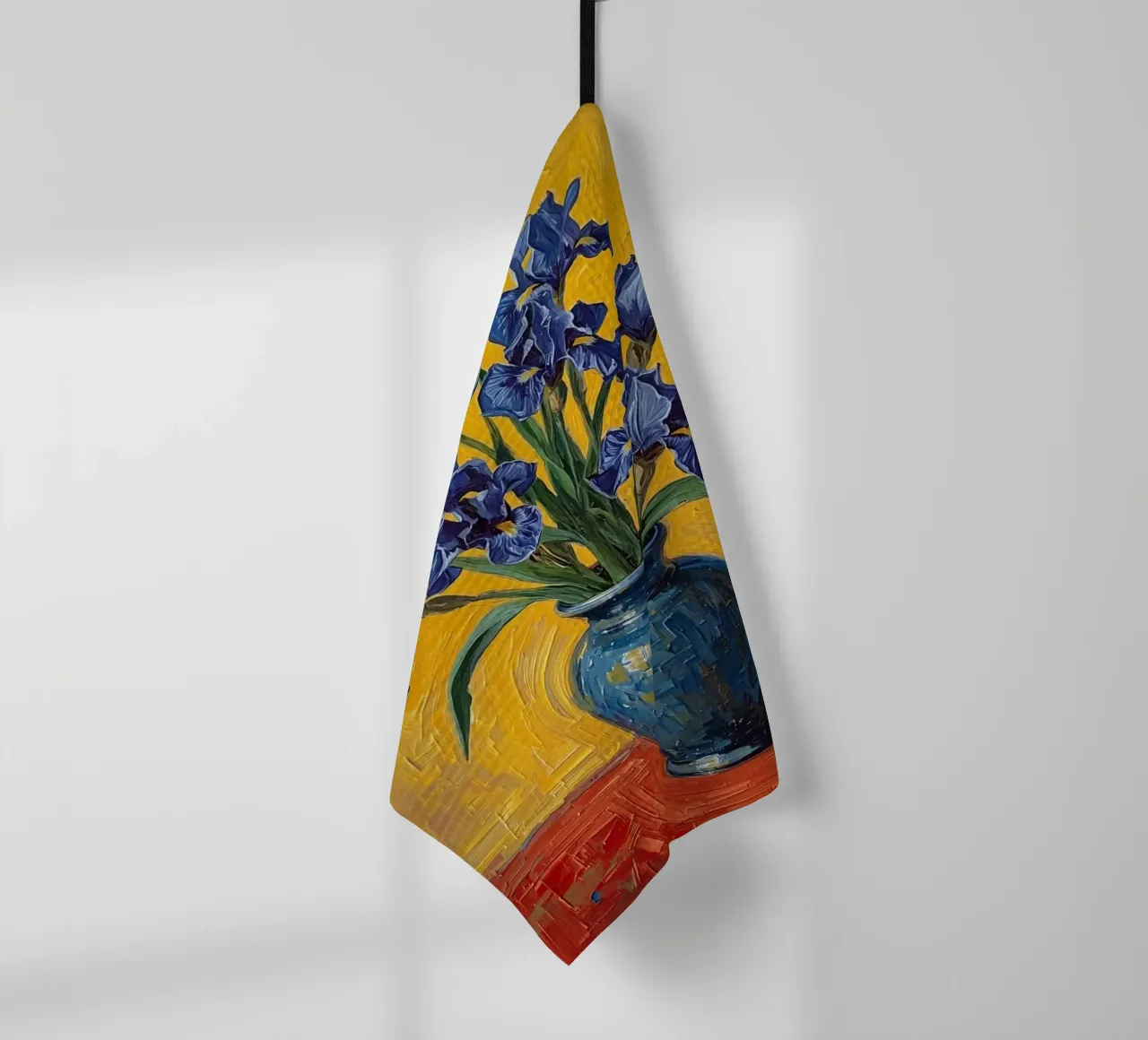 Iris bleus dans un vase bleu sur fond rouge torchon de DesignDoodle
