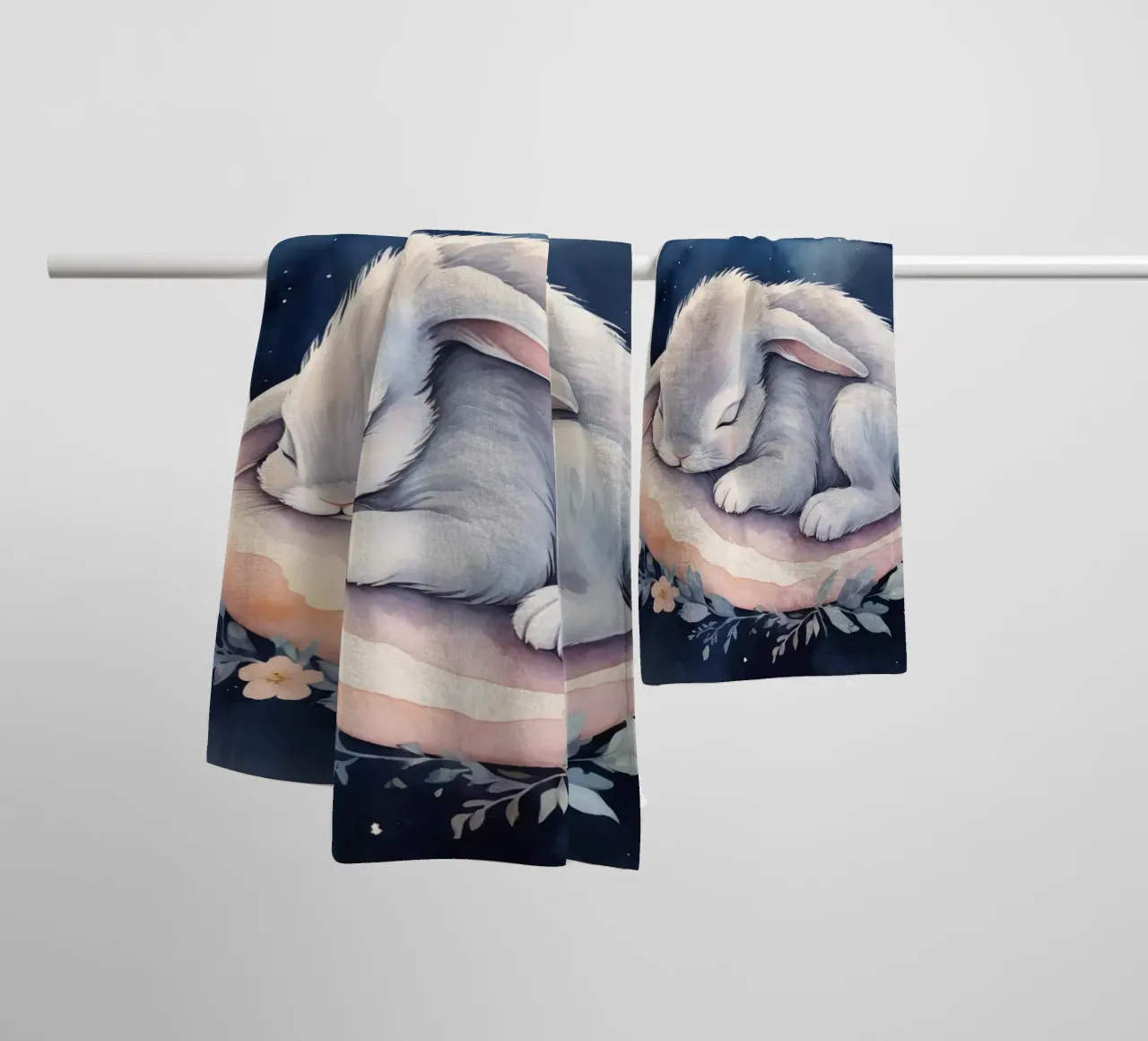 Lapin dormant sur un croissant de lune avec des étoiles serviette de bain de DesignDoodle