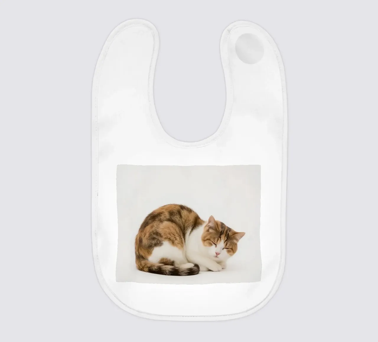 Gatto calico che dorme su sfondo bianco bavaglino da DesignDoodle