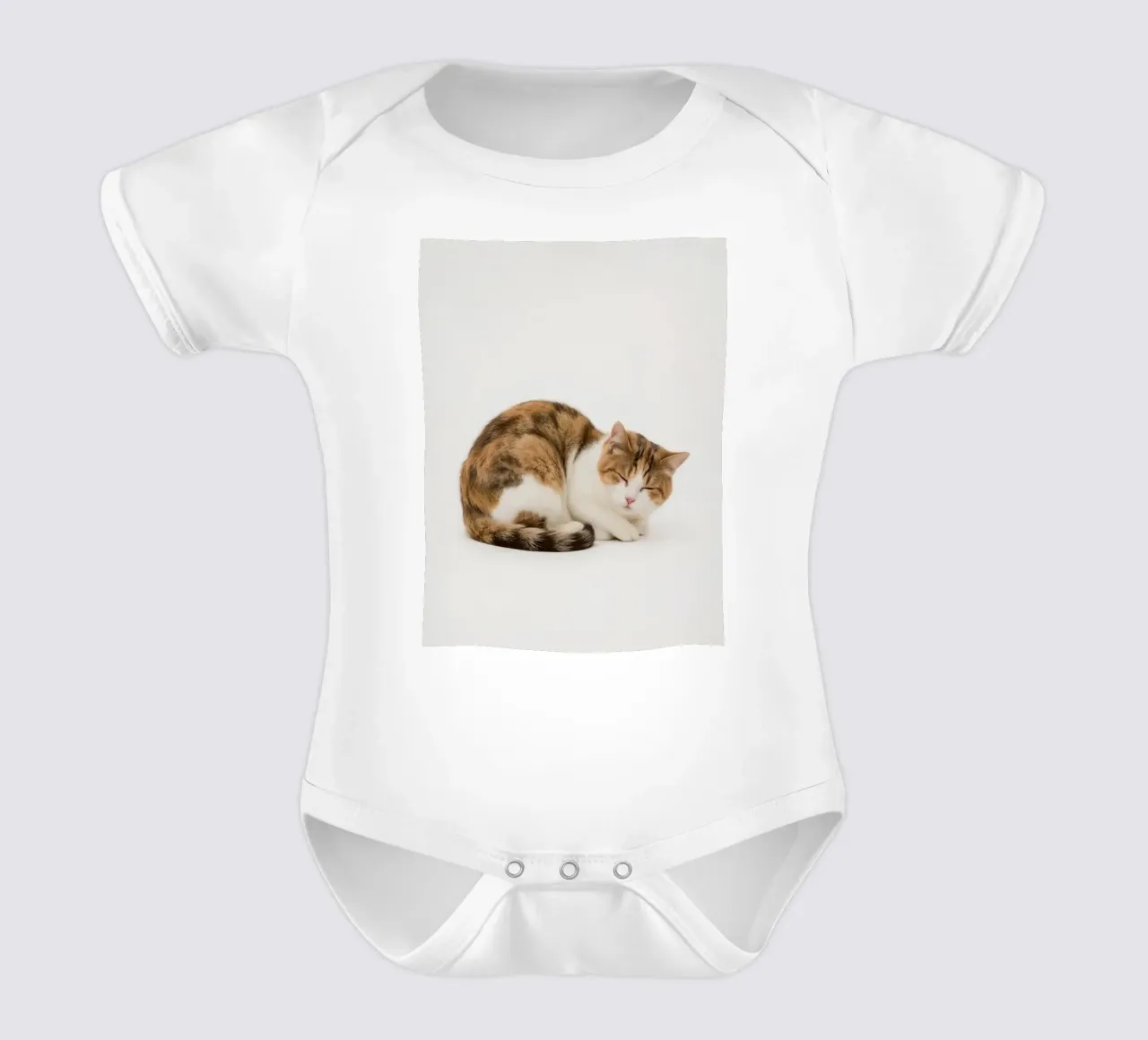 Calico kat die op witte achtergrond slaapt babyrompertje korte mouwen van DesignDoodle