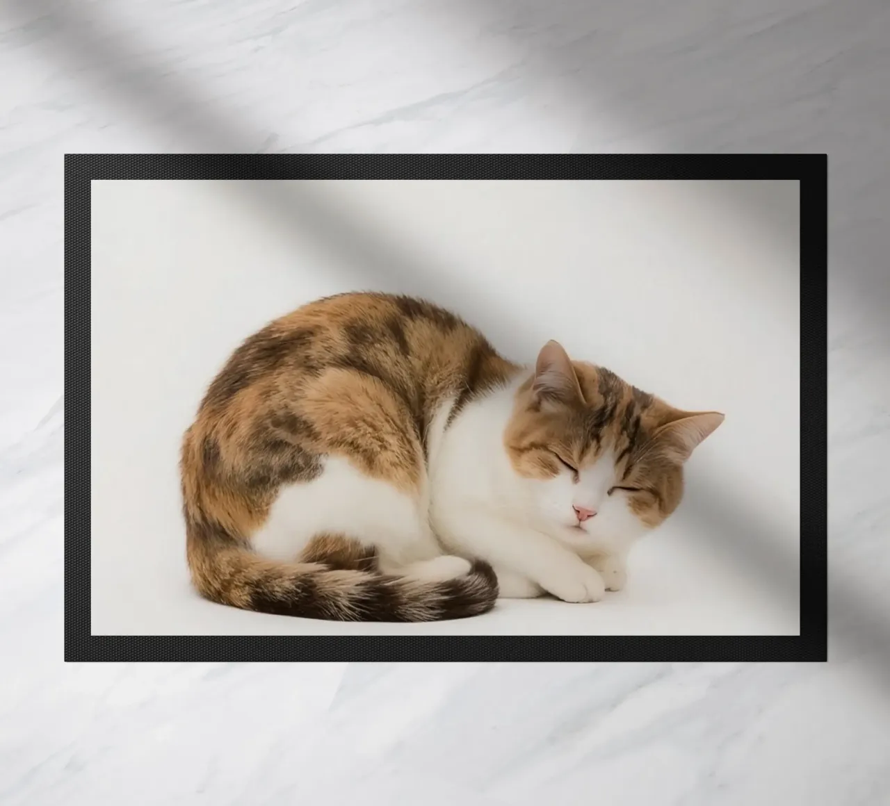 Gatto calico che dorme su sfondo bianco zerbino da DesignDoodle