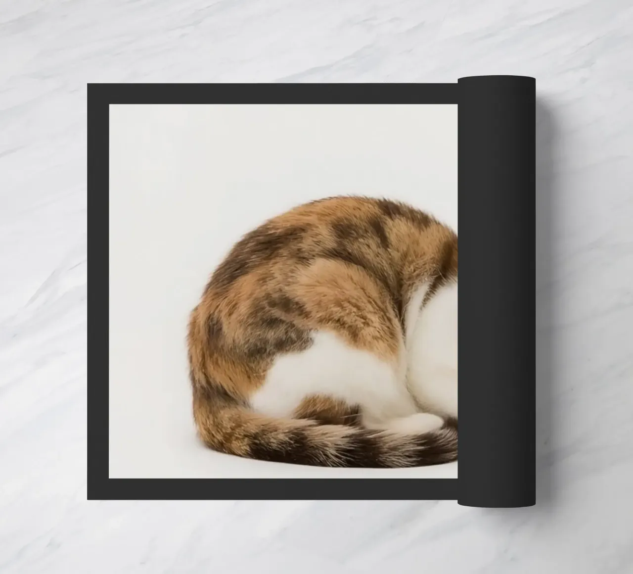 Gatto calico che dorme su sfondo bianco zerbino da DesignDoodle