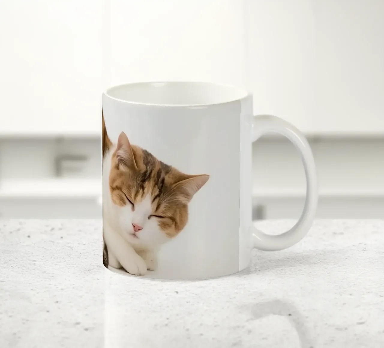 Calico kat die op witte achtergrond slaapt keramische mok van DesignDoodle