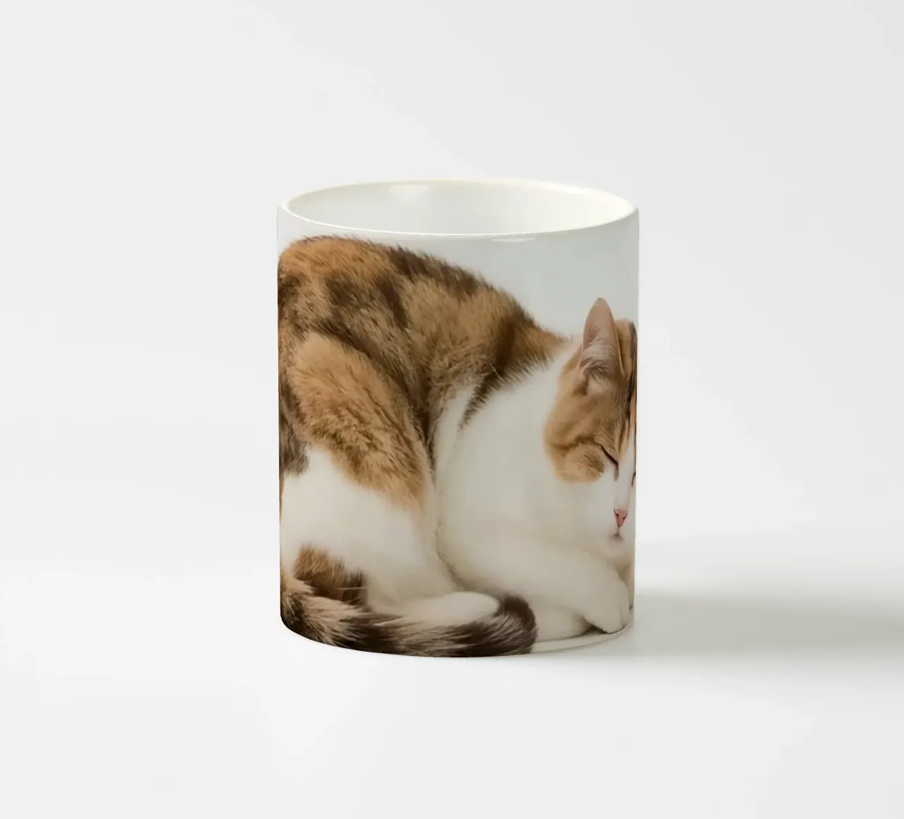 Calico kat die op witte achtergrond slaapt keramische mok van DesignDoodle