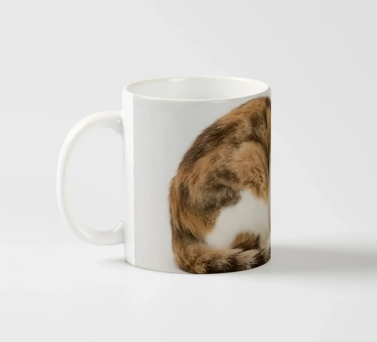 Calico kat die op witte achtergrond slaapt keramische mok van DesignDoodle