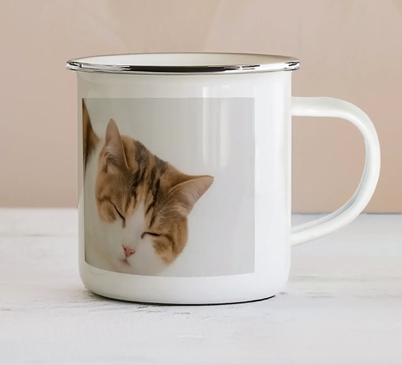 Gatto calico che dorme su sfondo bianco tazza in smalto da DesignDoodle