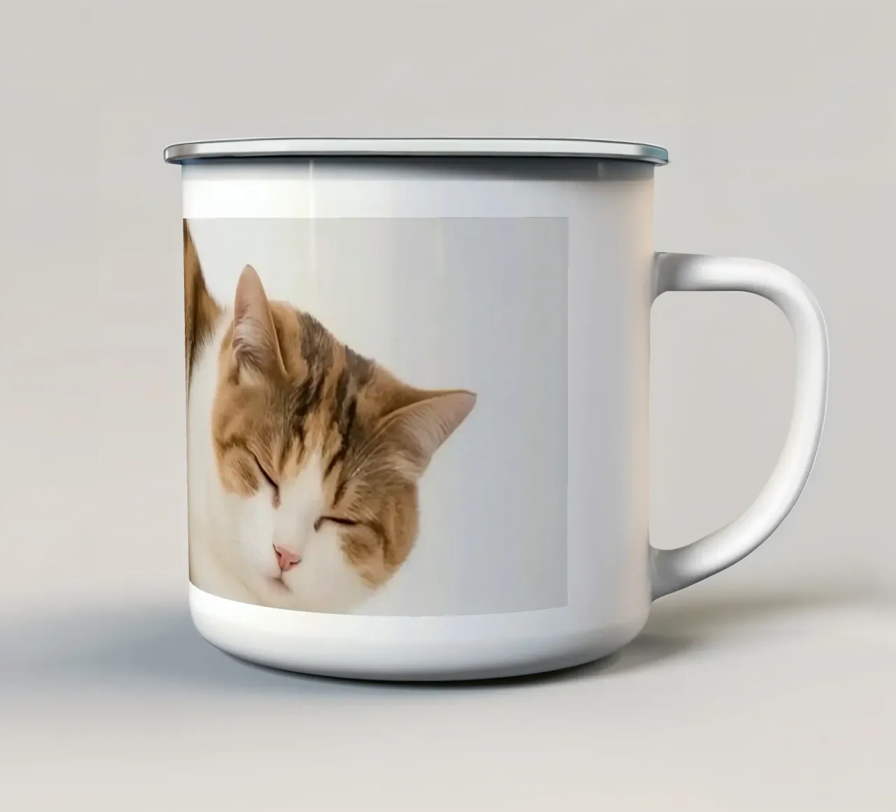 Gatto calico che dorme su sfondo bianco tazza in smalto da DesignDoodle