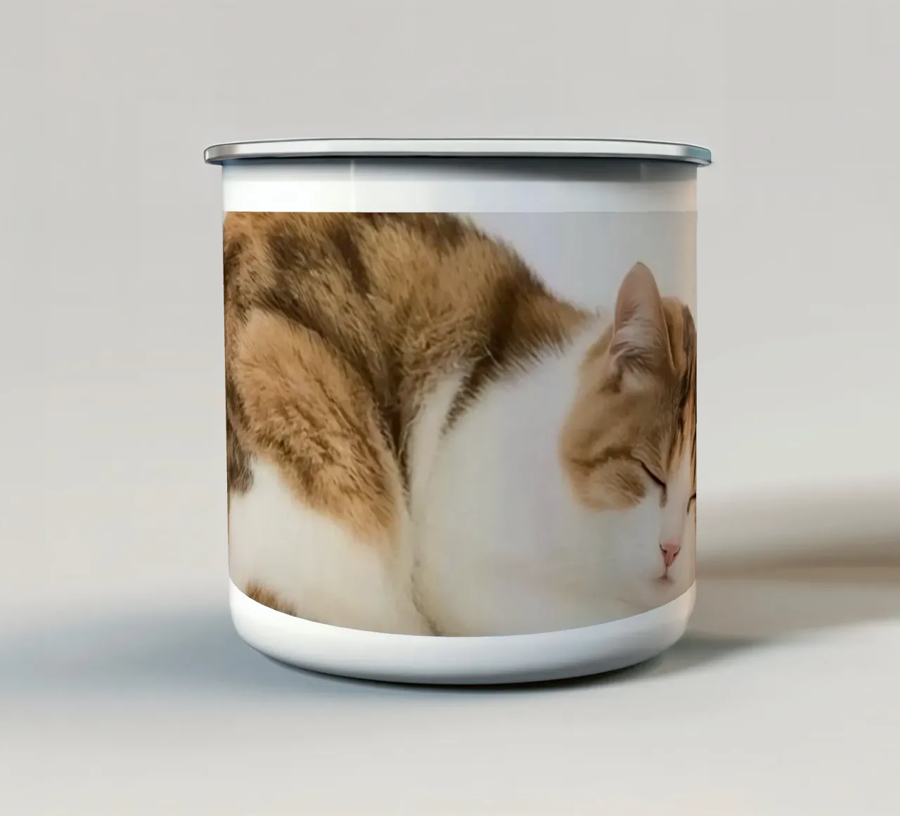 Gatto calico che dorme su sfondo bianco tazza in smalto da DesignDoodle