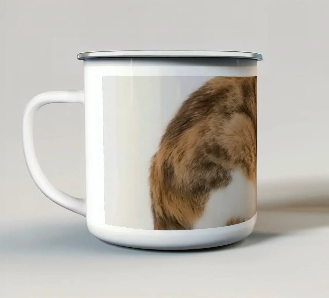 Gatto calico che dorme su sfondo bianco tazza in smalto da DesignDoodle
