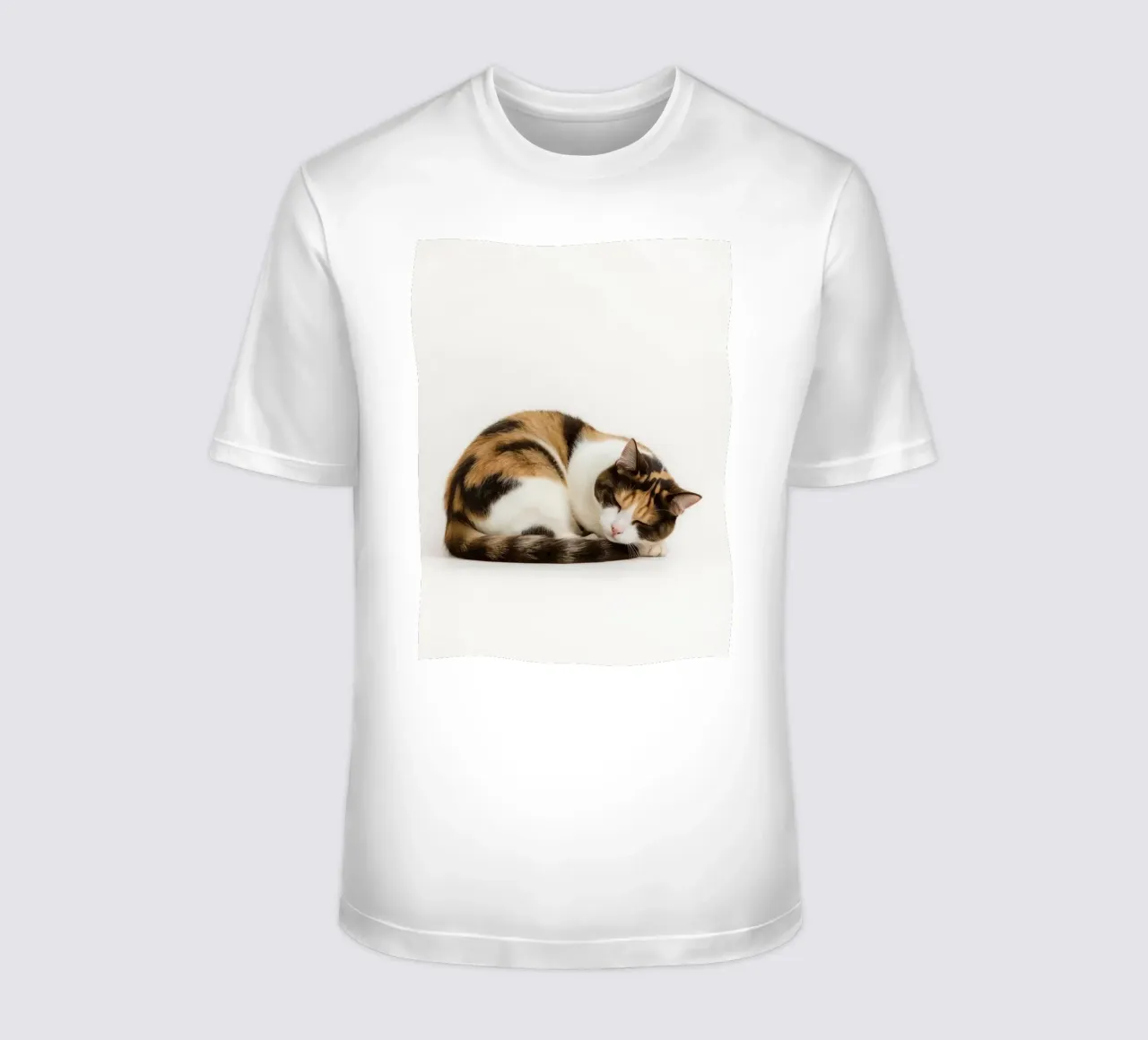 Gatto calico che dorme t-shirt da DesignDoodle