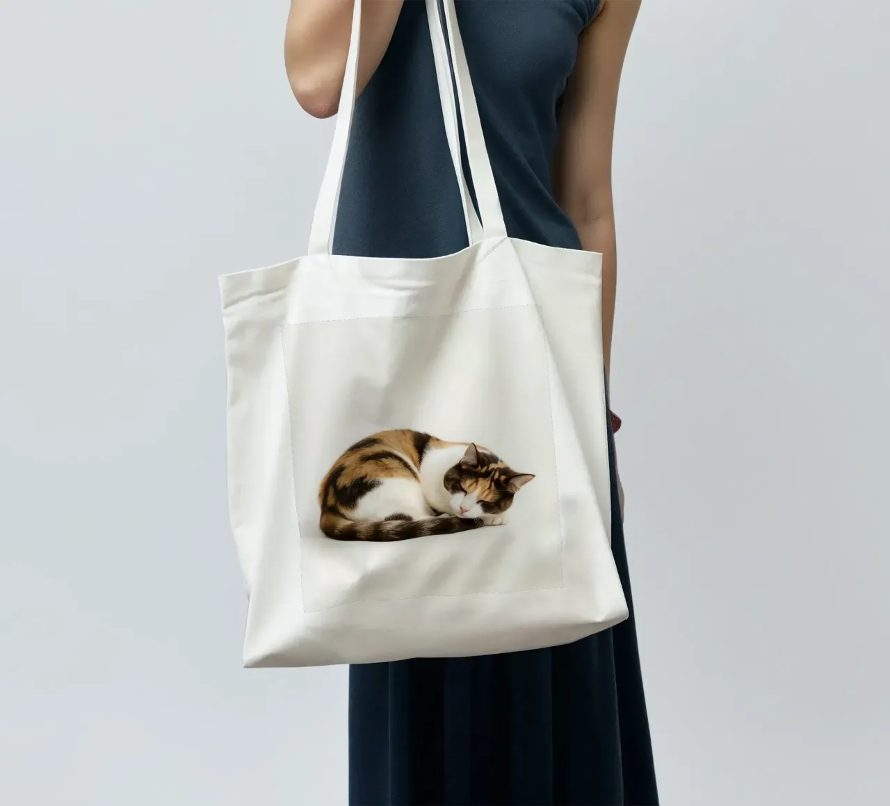 Gatto calico che dorme borsa in juta da DesignDoodle