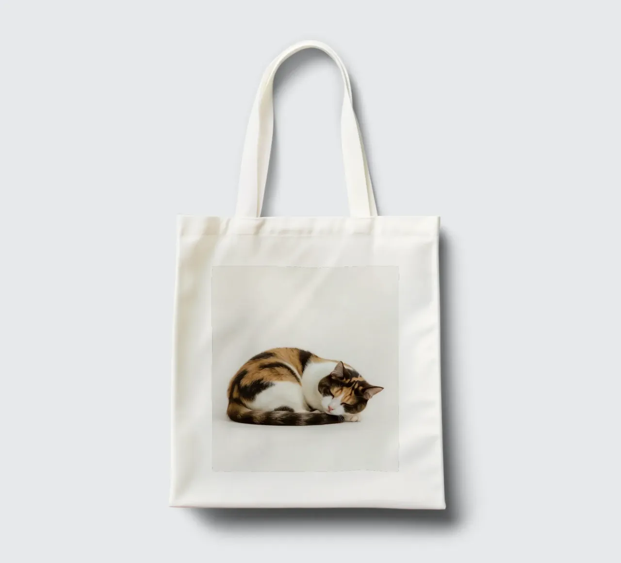 Gatto calico che dorme borsa in juta da DesignDoodle