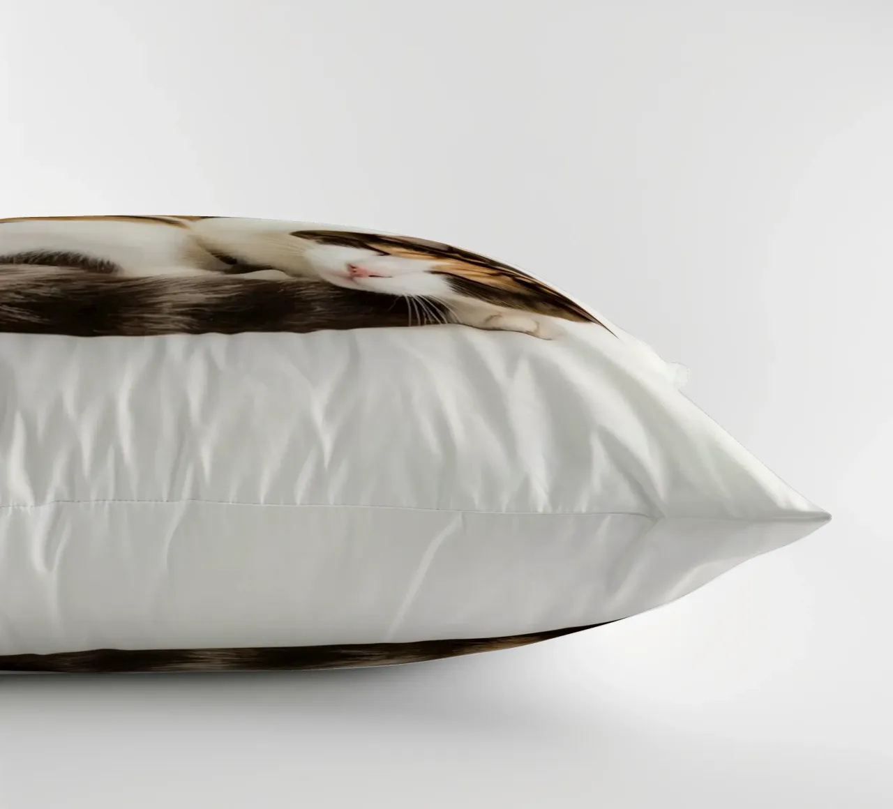Gatto calico che dorme cuscino da DesignDoodle