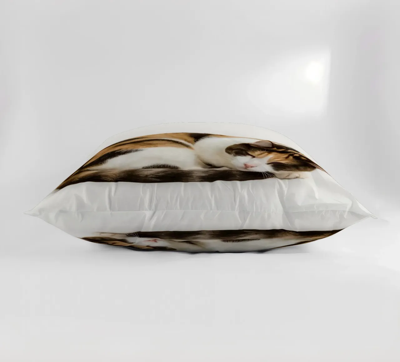 Gatto calico che dorme cuscino da DesignDoodle