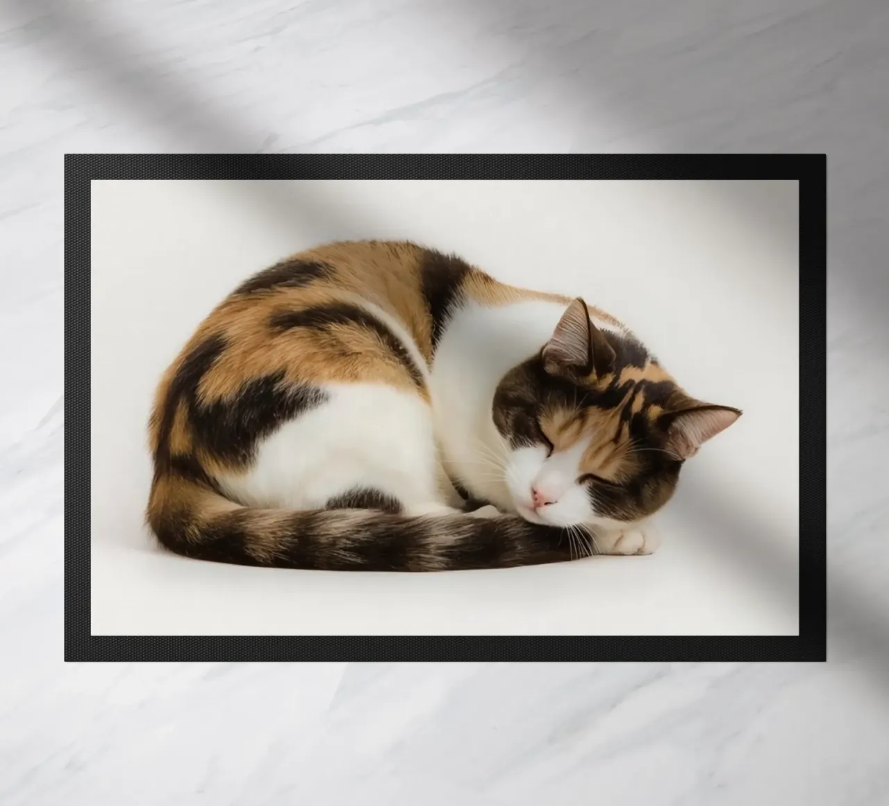 Gatto calico che dorme zerbino da DesignDoodle