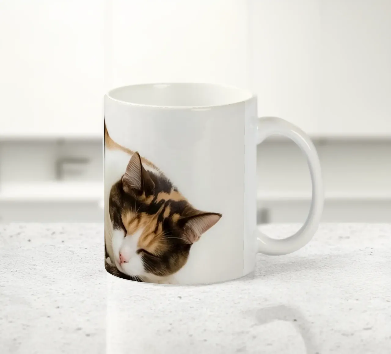 Gatto calico che dorme tazza in ceramica da DesignDoodle