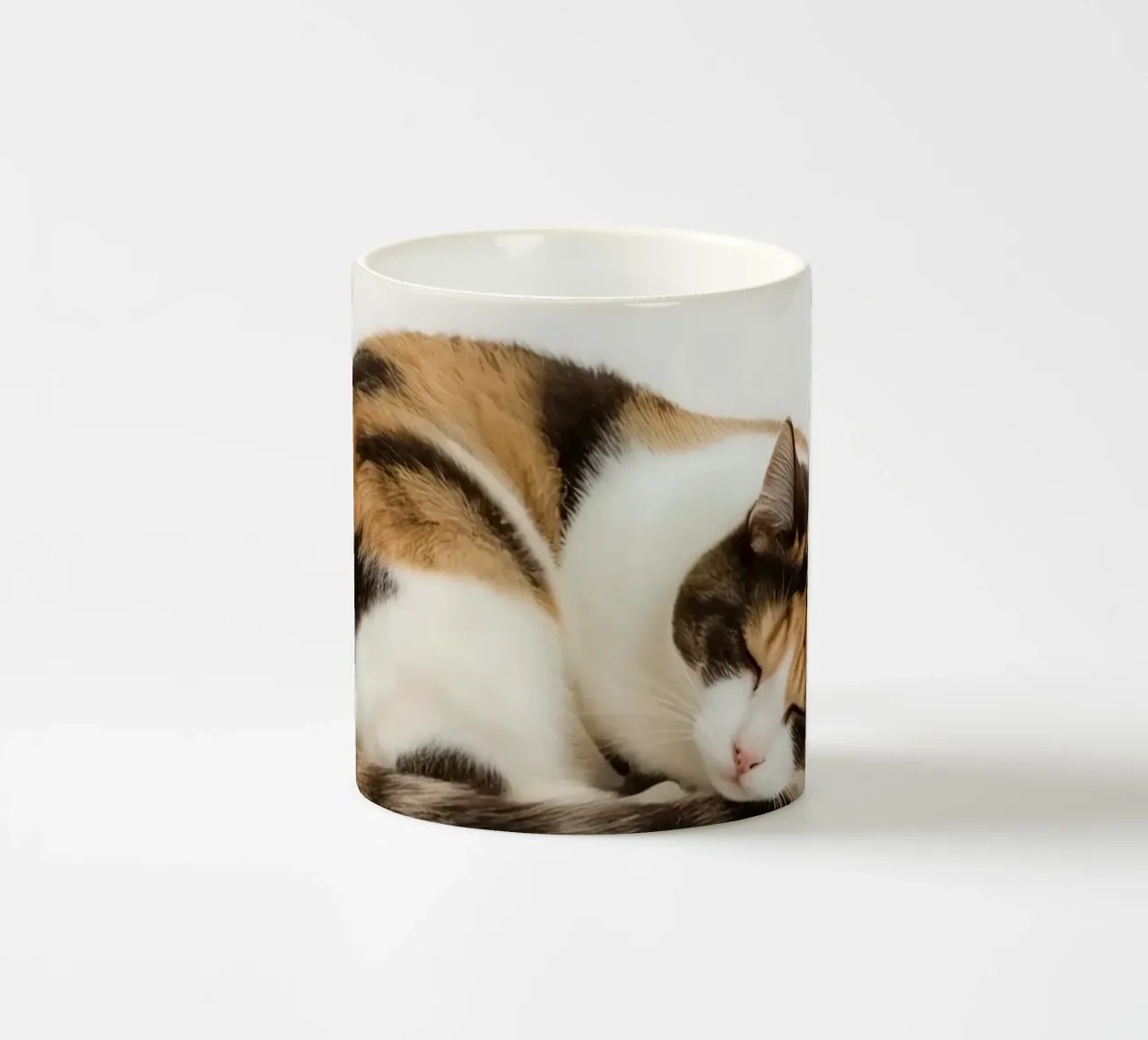 Gatto calico che dorme tazza in ceramica da DesignDoodle