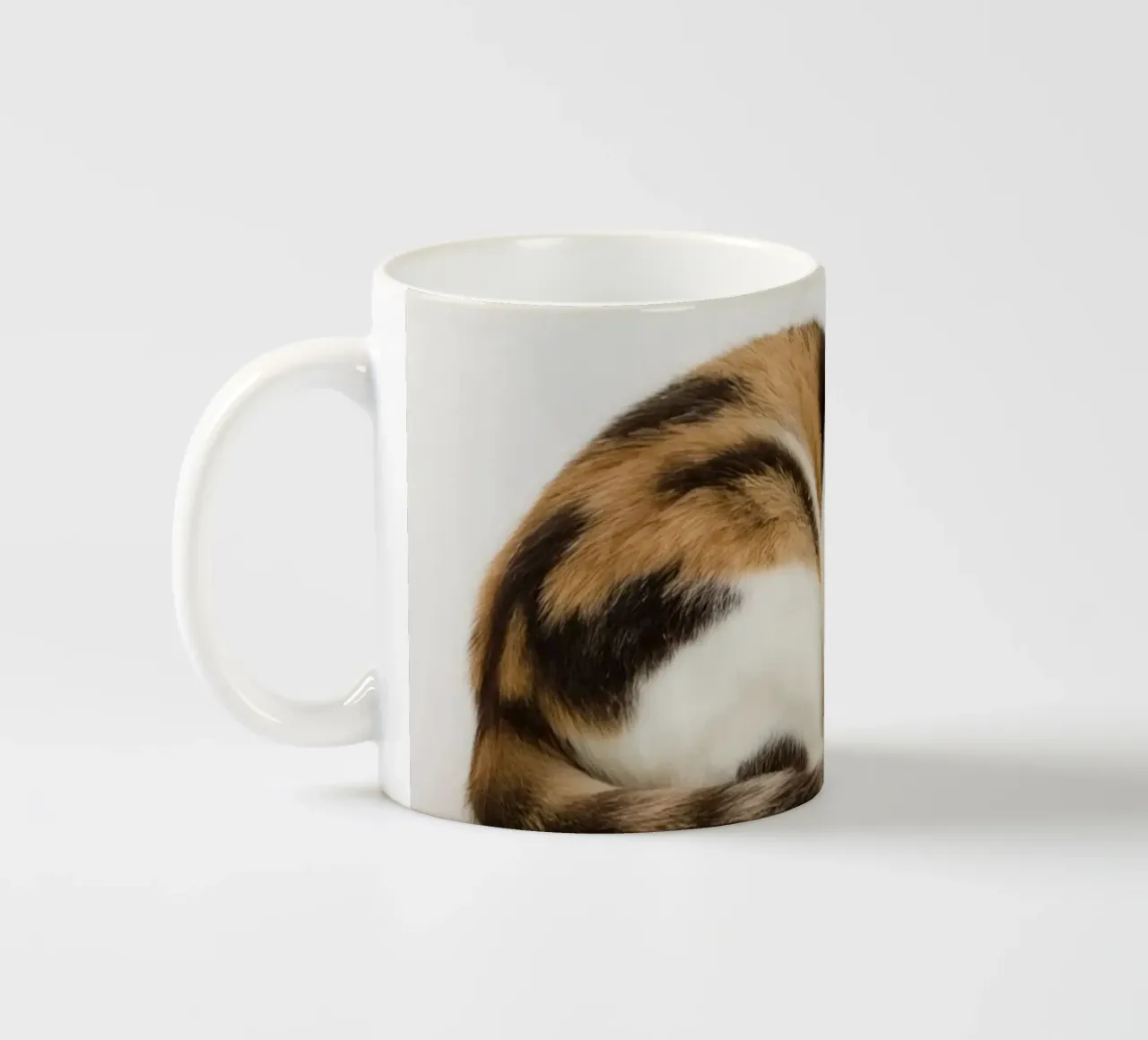 Gatto calico che dorme tazza in ceramica da DesignDoodle