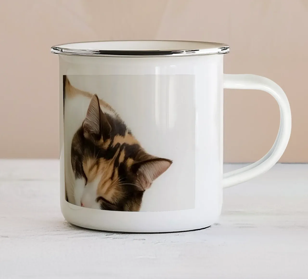 Gatto calico che dorme tazza in smalto da DesignDoodle