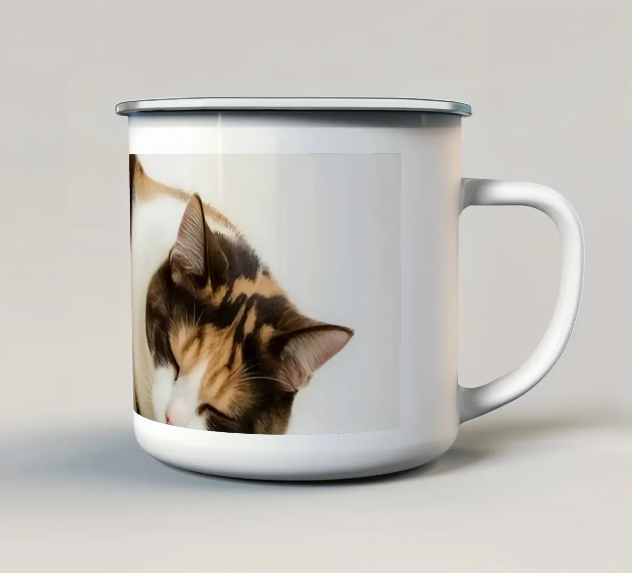 Gatto calico che dorme tazza in smalto da DesignDoodle