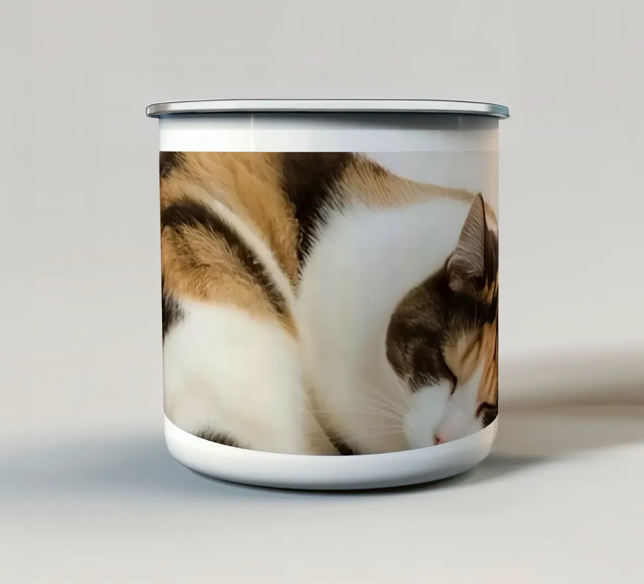 Gatto calico che dorme tazza in smalto da DesignDoodle