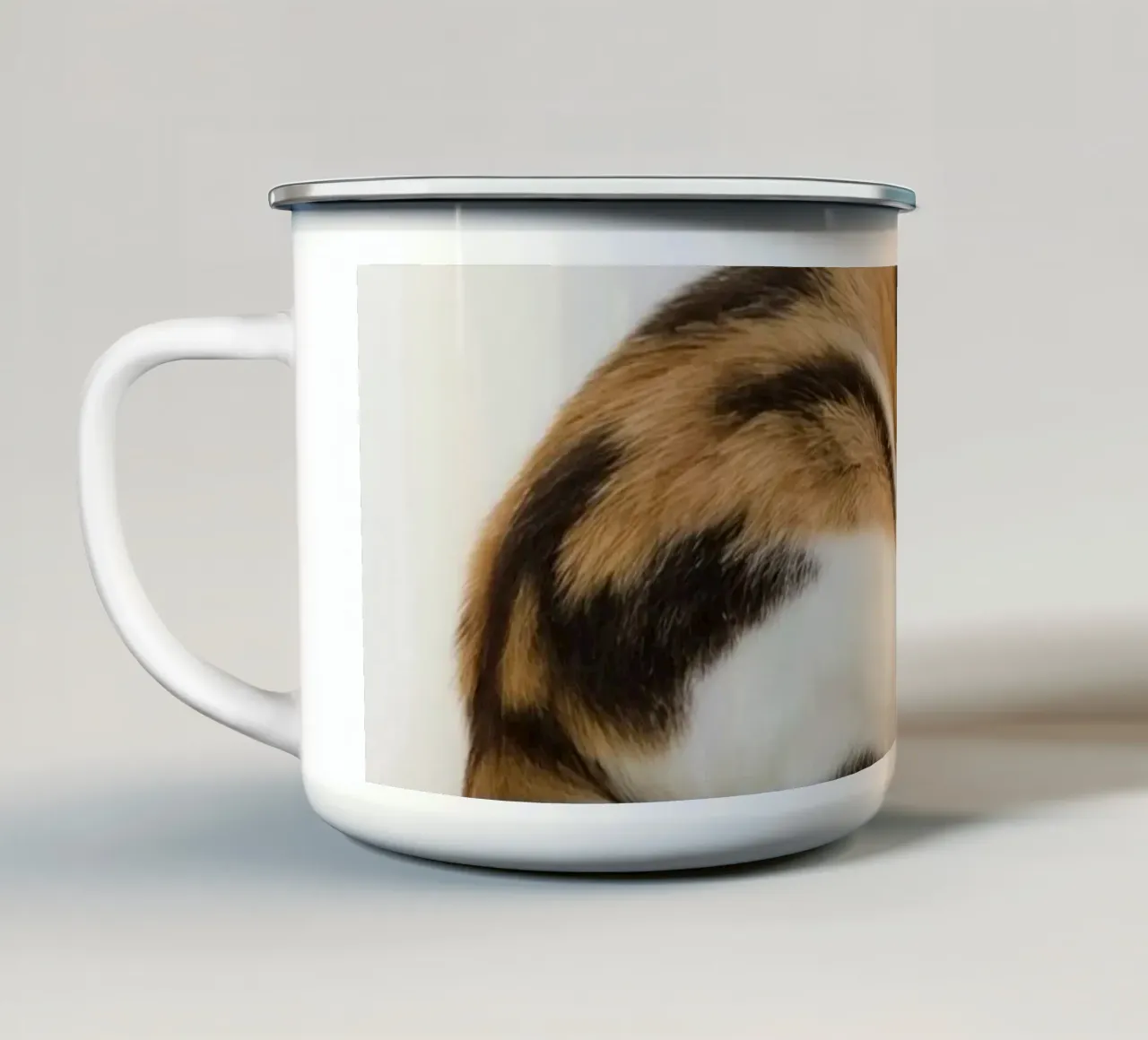 Gatto calico che dorme tazza in smalto da DesignDoodle