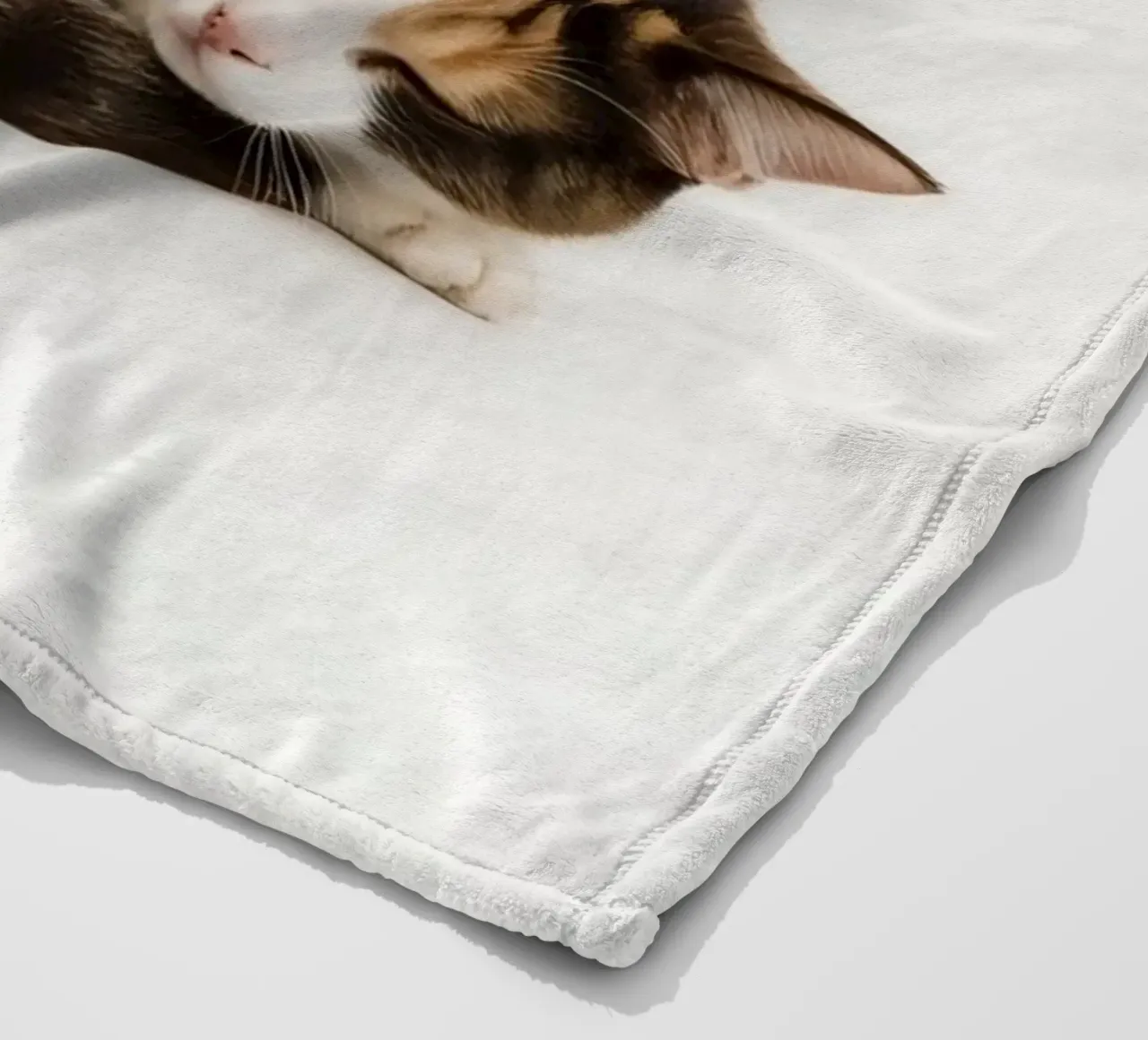 Gatto calico che dorme coperta in pile da DesignDoodle