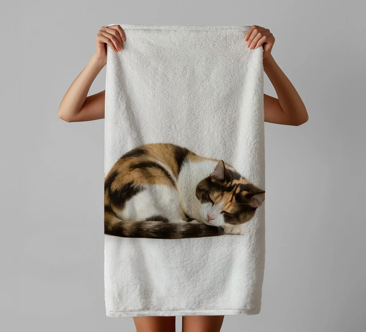 Gatto calico che dorme asciugamano da bagno da DesignDoodle