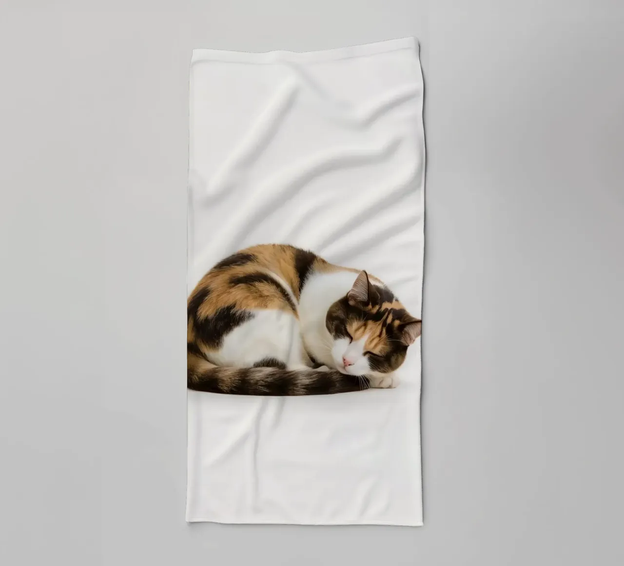 Gatto calico che dorme asciugamano da bagno da DesignDoodle