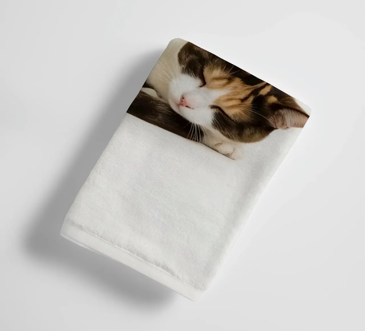 Gatto calico che dorme asciugamano da bagno da DesignDoodle