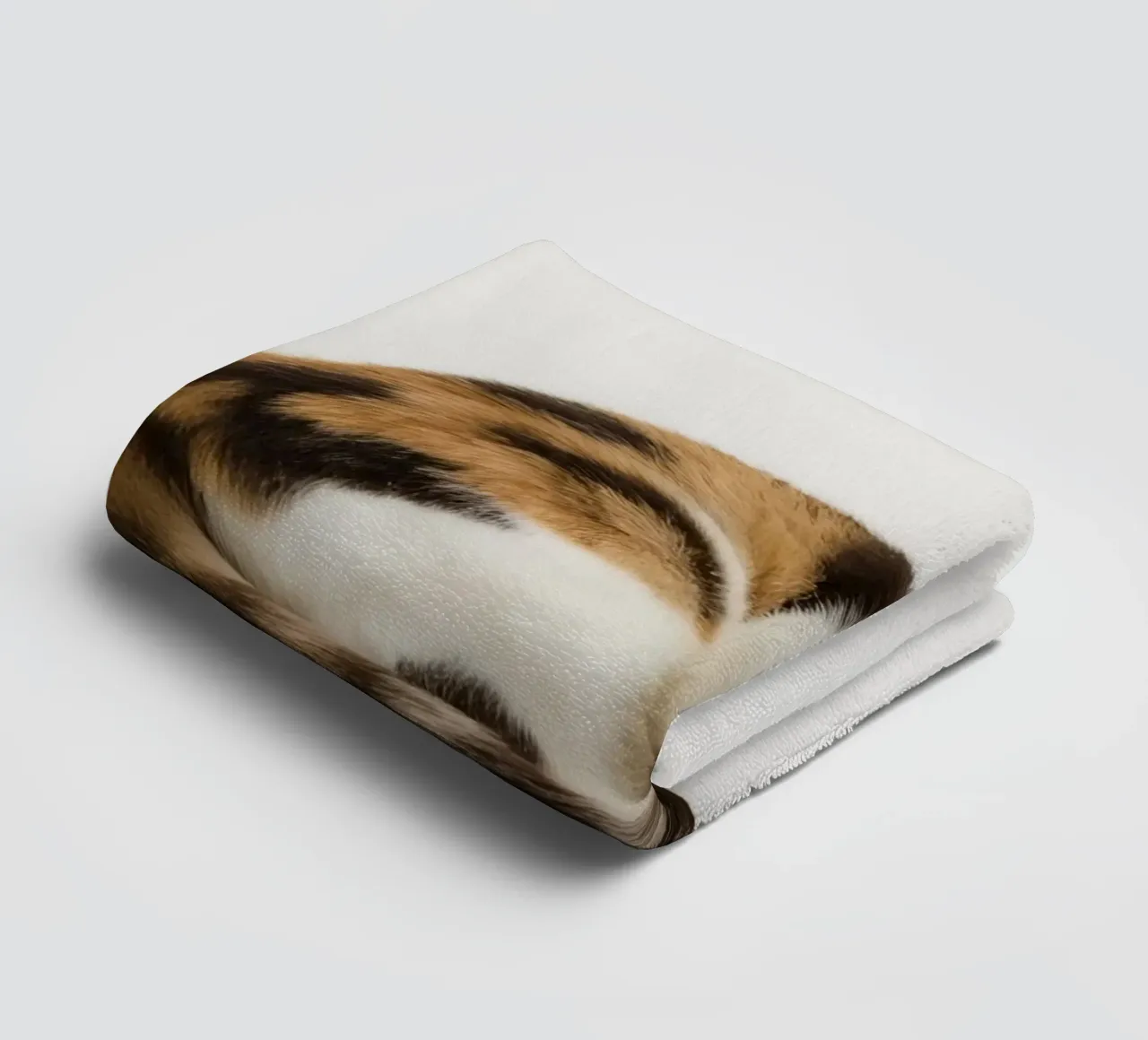 Gatto calico che dorme asciugamano da bagno da DesignDoodle