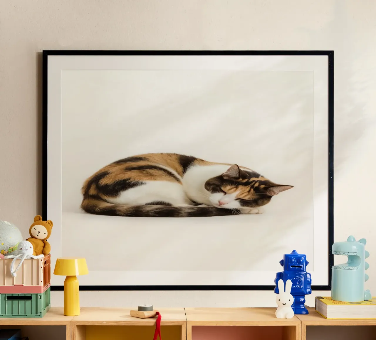 Gatto calico che dorme poster da DesignDoodle