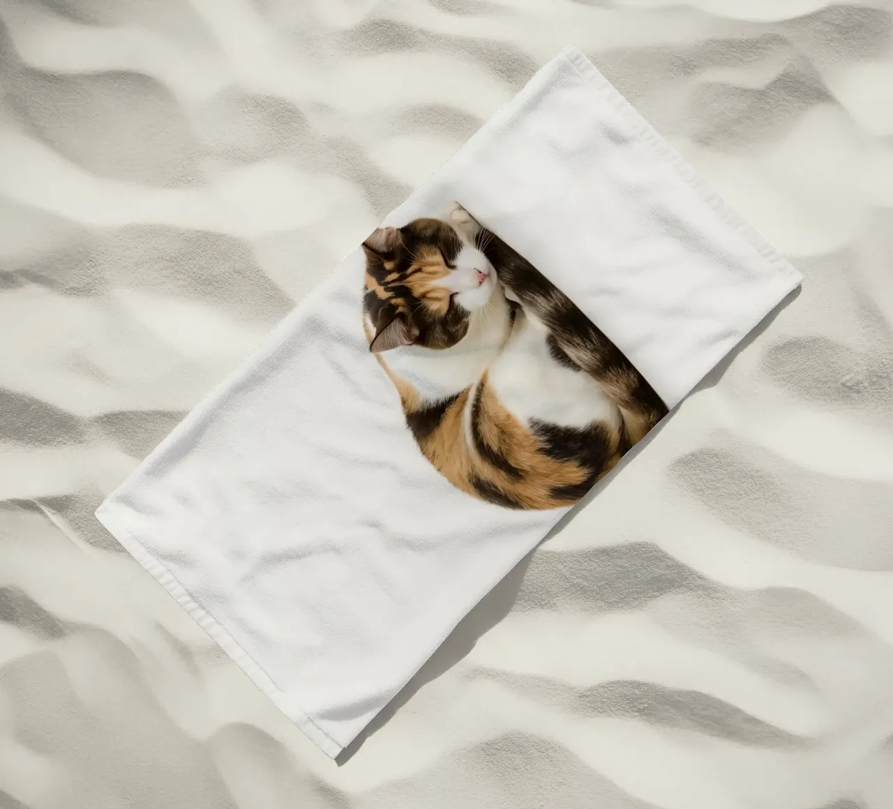 Gatto calico che dorme telo mare da DesignDoodle