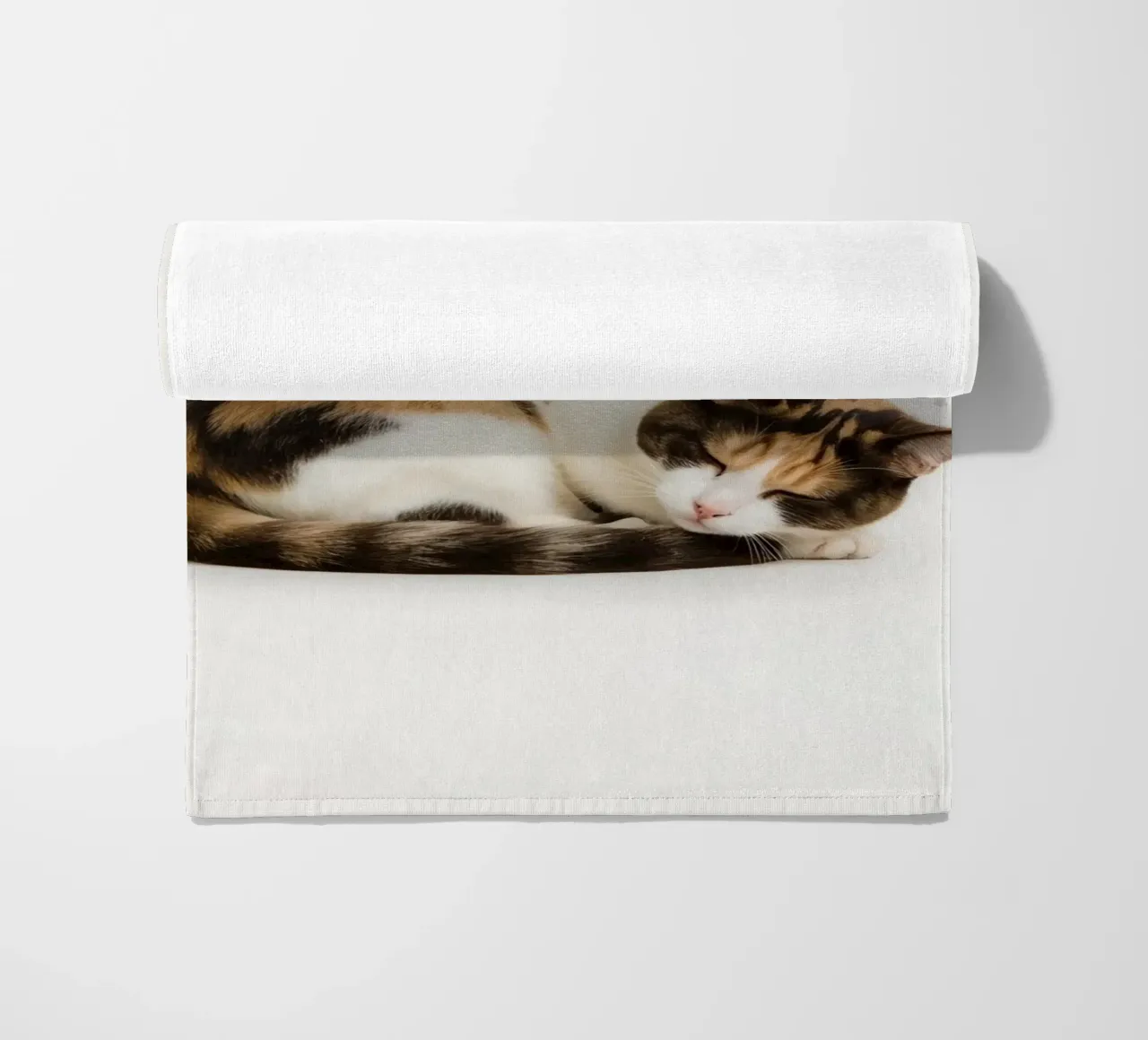 Gatto calico che dorme telo mare da DesignDoodle