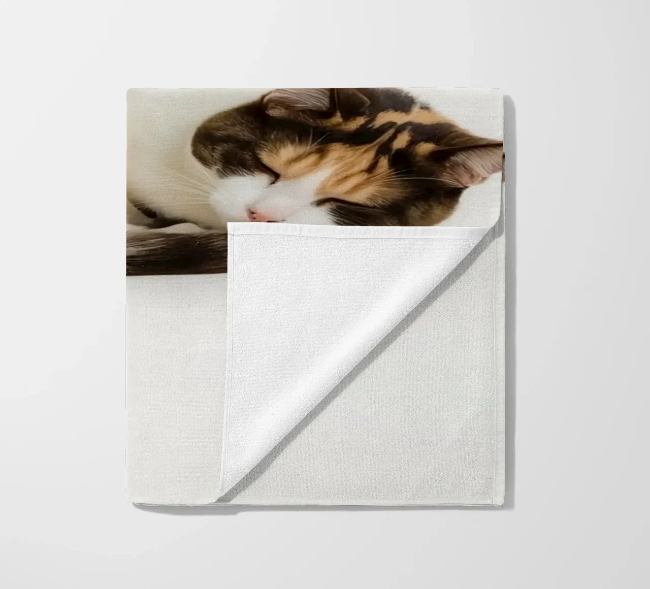Gatto calico che dorme telo mare da DesignDoodle