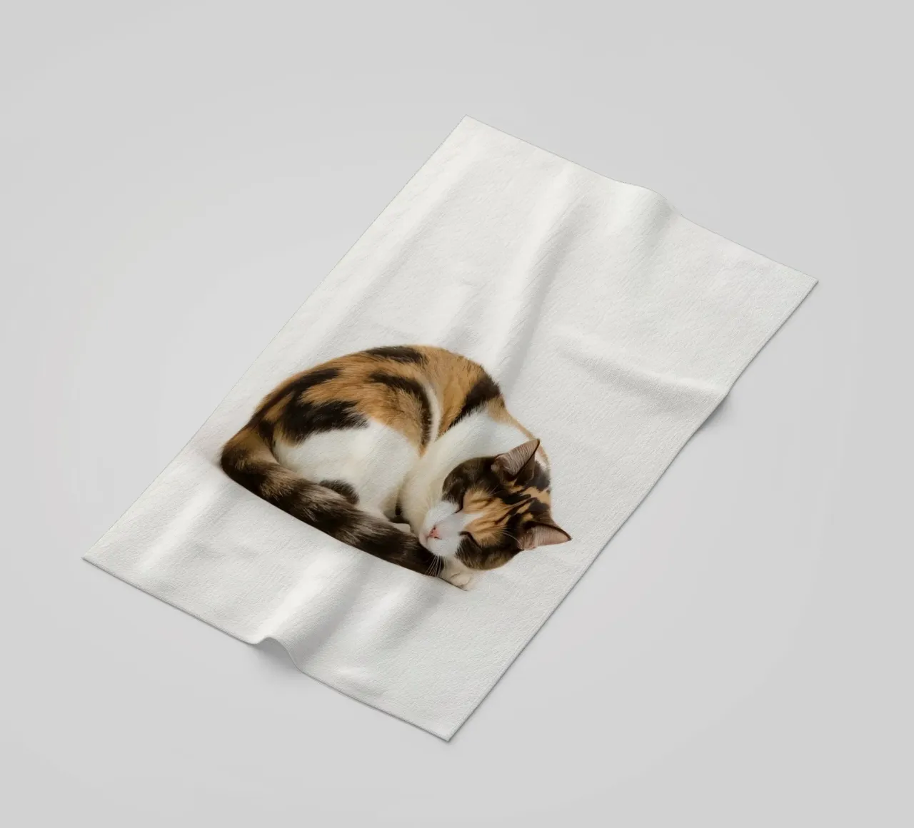 Gatto calico che dorme telo mare da DesignDoodle