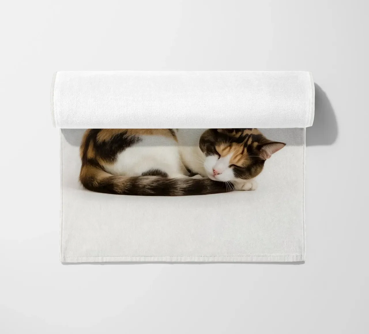 Gatto calico che dorme telo mare da DesignDoodle