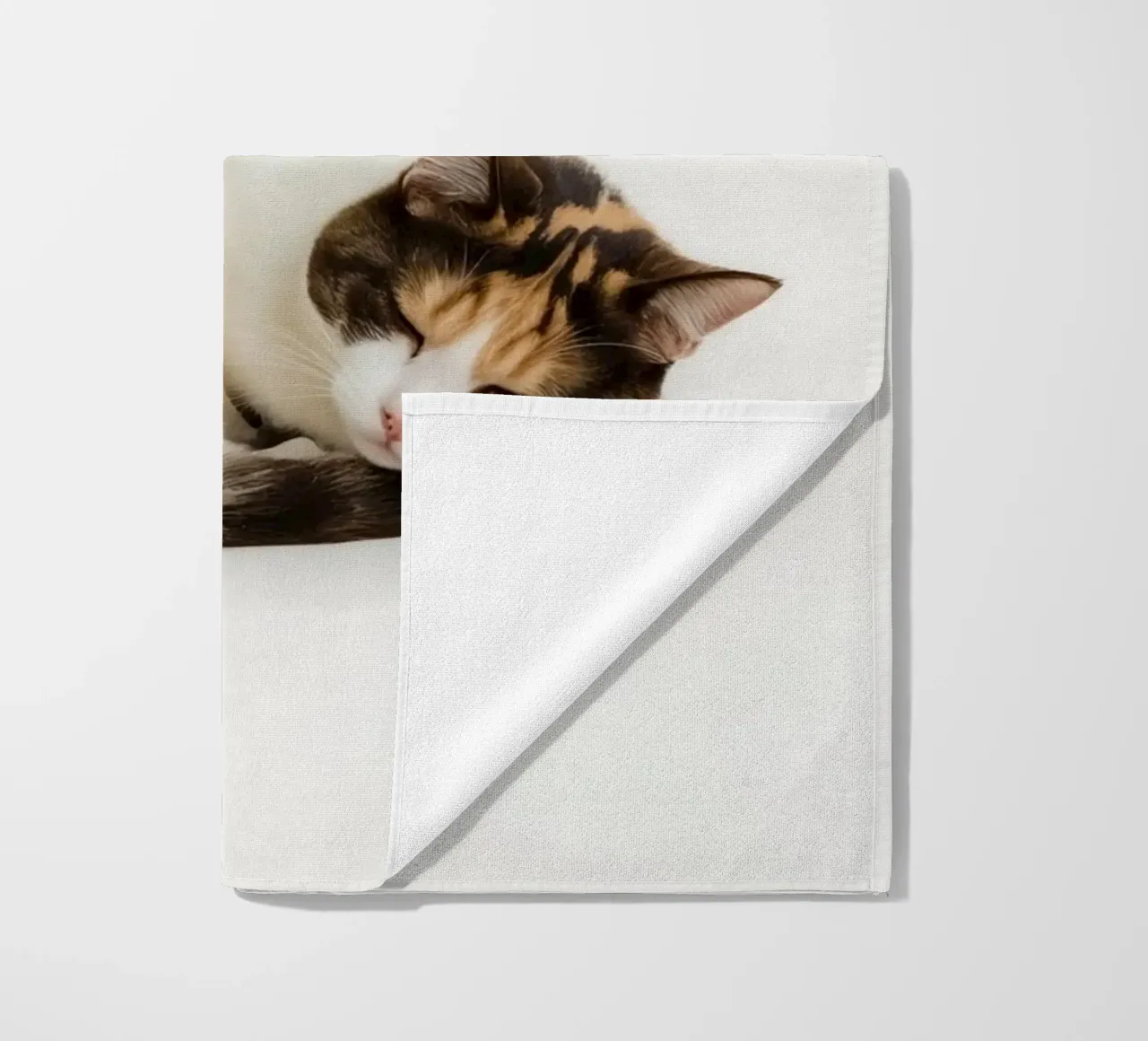 Gatto calico che dorme telo mare da DesignDoodle