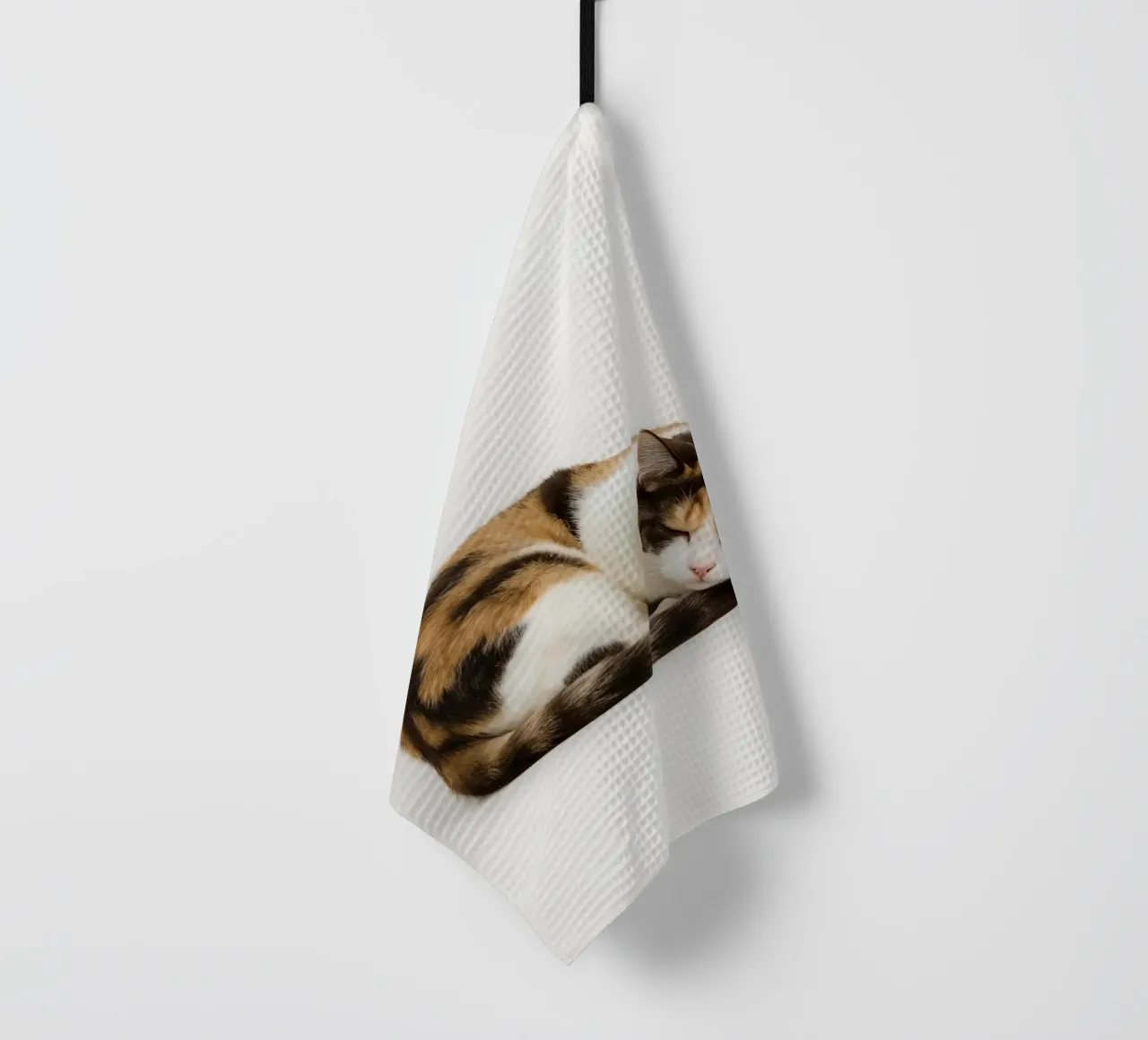 Gatto calico che dorme canovaccio da cucina da DesignDoodle