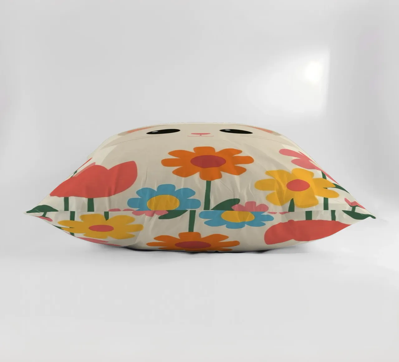 Gatto carino con fiori colorati cuscino da DesignDoodle