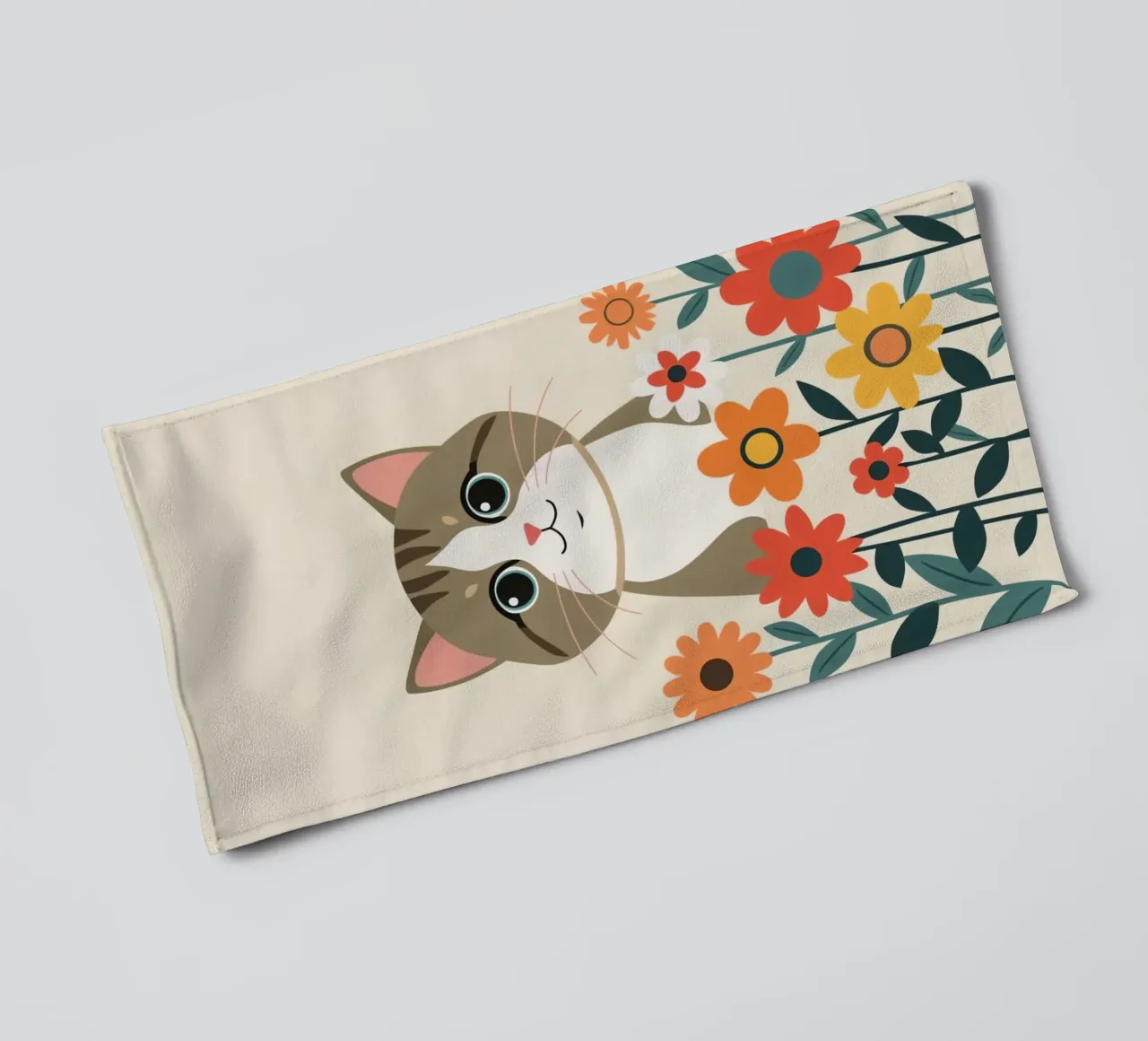 Gatto felice dei cartoni animati con fiori asciugamano da bagno da DesignDoodle