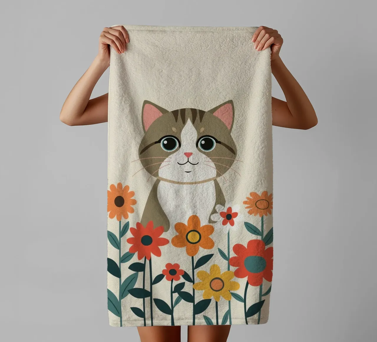 Gatto felice dei cartoni animati con fiori asciugamano da bagno da DesignDoodle