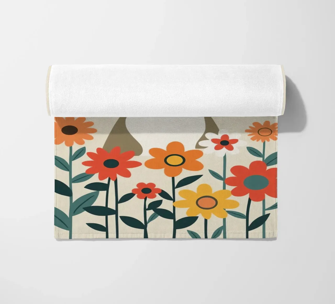 Gatto felice dei cartoni animati con fiori telo mare da DesignDoodle